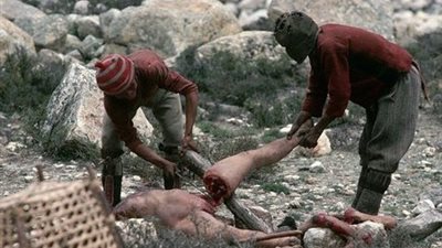 عودة آكلي لحوم البشر.. سقوط عصابة تقدم  البشر كوجبة تجلب المال والسلطة (صور)