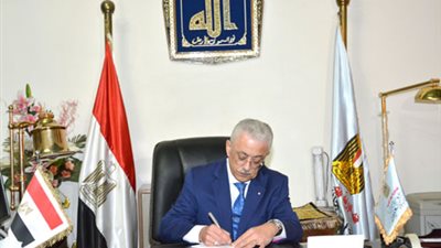 وزير التعليم يطلب من المدارس إبلاغ النيابة بأسماء الطلاب الرافضين تسليم “التابلت”
