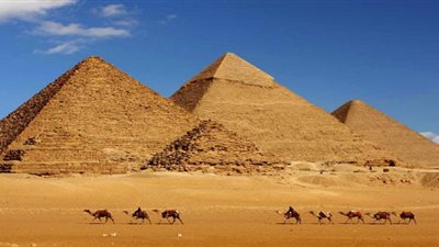 “صدق أو لا تصدق” مدرسة بالغربية تؤكد ان الهرم بني من الاخشاب (صور )