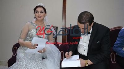 عروسان يوقعان على استمارة “علشان تبنيها” خلال حفل زفافهما بالغربية (صور)