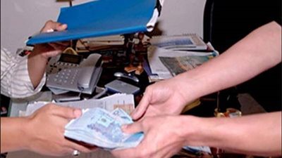 ضبط مدير “تخطيط شبرا الخيمة” التعليمية أثناء تلقيه رشوة