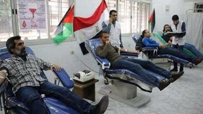 فلسطينيون يتبرعون بدمائهم لمصابي مسجد الروضة بشمال سيناء (صور)