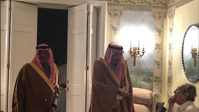 الملك سلمان يقبل يد والد الأمير الوليد بن طلال (صور)