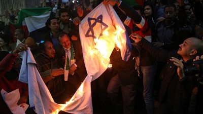 حرق العلم الإسرائيلى أمام ساحة مسجد القائد إبراهيم بالإسكندرية تنديداً لقرار ترامب