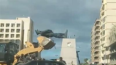 أسرة عبد المنعم رياض تستنكر الطريقة المهينة فى نقل تمثال الشهيد ببورسعيد (بيان)