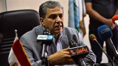 وزير البيئة: ارتفاع الأمواج سبب نفوق حوت الإسكندرية.. ودفنه غداً