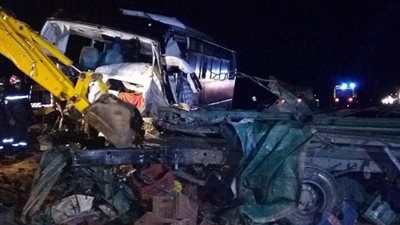 تعطل حركة المرور بالمحور بعد اصطدام سيارة نقل بإخرى ملاكى