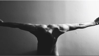 أكد أنه لا يهتم بـ”اتهامات الشذوذ”.. من الفنان الذى نشر صورًا عارية لنفسه وأثار الجدل؟! (صور)