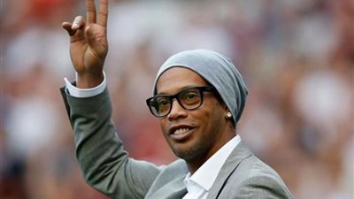 حتى رونالدينيو باع.. أسطورة كرة القدم يطالب الجماهير بتشجيع “بيراميدز” (فيديو)