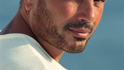 عمرو دياب يستبدل نصف أغاني ألبومه فى اللحظات الأخيرة.. تعرف على السبب