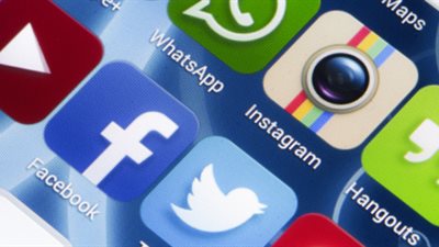 مواقع التواصل تعكس الأزمة الحاصلة بين القيادات الفلسطينية والشباب الفلسطيني (تقرير)