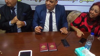 المتحدث باسم «إمسام» يعرض جواز سفر “الفضالي” الدبلوماسي