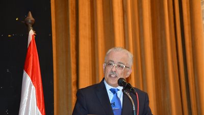 نائب وزير التعليم: حظر “الموبايل” و”التدخين” فى المدارس للمعلمين