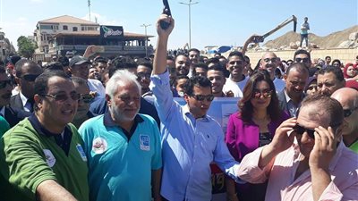 تعرف على سبب إطلاق وزير الشباب رصاصة من سلاحه في ماراثون رأس البر