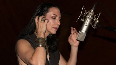 مطربة أميريكية تُهدى أغنية لمصر.. وتؤكد: أعشق تاريخها وثقافتها (فيديو)