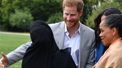 الأمير هاري يبتكر طريقة جديدة لتقبيل المحجبات (فيديو)
