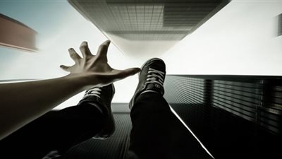 بسبب خلافات مادية.. شخص يلقي بنفسه من أعلى عقار بشبرا