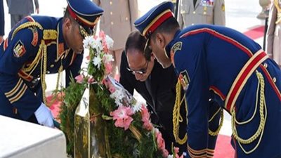 السيسى يضع إكليلًا من الزهور على قبر الجندى المجهول