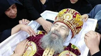 المئات يتوافدون على دير القديسة دميانة لإلقاء نظرة الوداع على الأنبا بيشوي (صور)