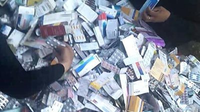 تداول صور لسيدات يشترين أدوية منتهية الصلاحية من سوق شعبى بإمبابة