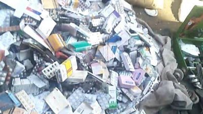 البرلمان والصيادلة يحملان “الصحة” مسئولية بيع أدوية منتهية الصلاحية فى الأسواق الشعبية