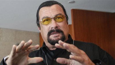 غير موجود بالقصة الأصلية.. حقيقة استعانة «زنزانة 7» بـ ستيفن سيجال (خاص)