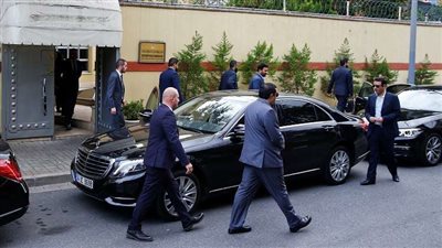 بأكياس سوداء.. سيارة لفريق التحقيق التركي تغادر منزل القنصل السعودي بعد دقائق من دخوله