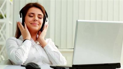 الإفتاء: يجوز سماع القرآن أو الأغانى أثناء العمل فى حالة واحدة فقط (فيديو)