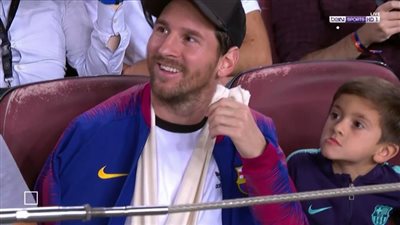 ظهور “ميسي” بالمدرجات في المباراة التى تجمع برشلونة وإنتر ميلان