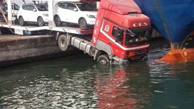 سقوط شاحنة محملة بالسيارات في مياه ميناء الإسكندرية