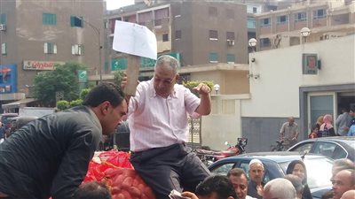 رئيس مدينة ميت غمر يعتلي سيارة بطاطس لبيعها للمواطنين (فيديو وصور)