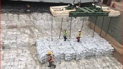 مساعدات إنسانية في الطريق إلى اليمن 5000 طن من الدقيق و 8000 طن من البازلاء