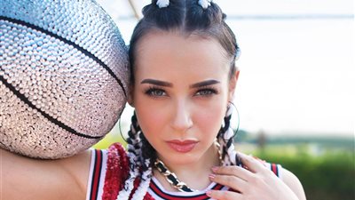 إصابة المطربة ساندي أثناء تصوير مشهد أعلى جبل موسى