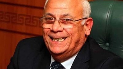 محافظ بورسعيد ينهي أزمة مصلحة الضرائب مع النادي المصري