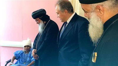 الأنبا مكاريوس يزور المصابين بمستشفى الشيخ زايد (صور)