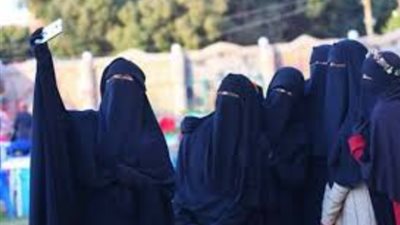 “البيع بسعر الجملة”.. بقال يدعم المنتقبات على طريقته الخاصة (صورة)