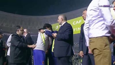 شاهد.. الخطيب يضع أحد ميداليات الأهلى فى جيبه بدلاً من منحها للاعبين.. وأنصاره يردون (فيديو)