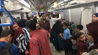 على طريقة فيلم “كراكون في الشارع”.. سيدة تضع طفلتها داخل مترو الأنفاق (صور)