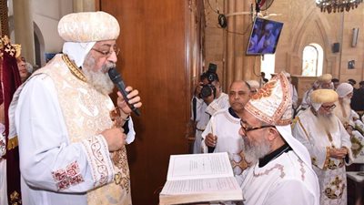 طالبًا متفوقًا واسقفًا راعيًا ومطرانًا عالمًا.. البابا يؤبن الأنبا بيشوي (صور)