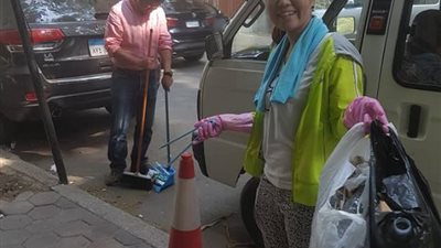 ياباني وزوجته ينظفان شوارع الزمالك فى العطلة الأسبوعية (صور)