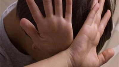 طفل يتعرض لتحرش جماعى داخل مدرسة بالجيزة.. والأم تتهم “الأبلة” بالتواطؤ (محضر)