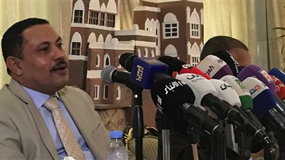 على طريقة منتظر الزيدي.. صحفي يلقي حذاءه على وزير إعلام الحوثيين (فيديو)