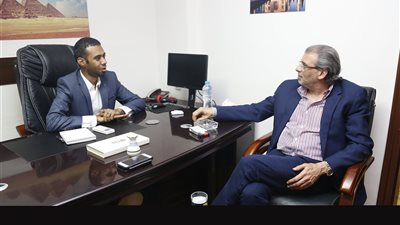 المُخرج الكبير خالد يوسف يصل “القاهرة 24” استعدادًا للندوة (صور)