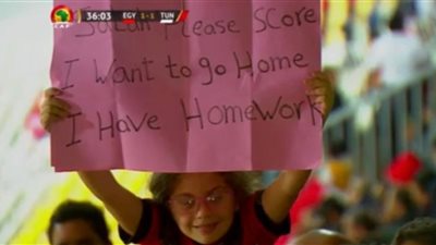 صلاح يرد على لافتة طفلة طلبت منه تسجيل أهداف للعودة لمنزلها (صور)