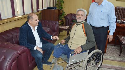 قعيد يطلب من محافظ الغربية فرصة عمل.. والأخير يمنحه بطانية