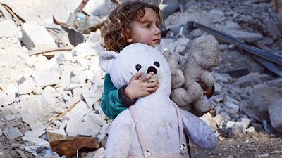 في اليوم العالمي للطفل.. مولد وحرب ومجاعة (صور)