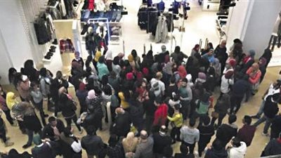 إقبال المواطنين على المتاجر للاستفادة من خصومات البلاك فرايدي