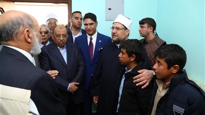 عدسات المصورين تلتقط أبرز المشاهد بمسجد الروضة بعد انتهاء صلاة الجمعة (صور)