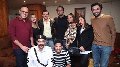 أشرف عبدالباقي يستقبل دنيا سمير غانم وزوجها وكريم فهمي في مسرح مصر (صور)