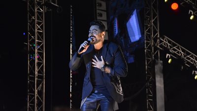 تامر حسني يحي أولى فقرات الجامعة البريطانية.. والجمهور في انتظار النجم العالمي جيسون (صور)